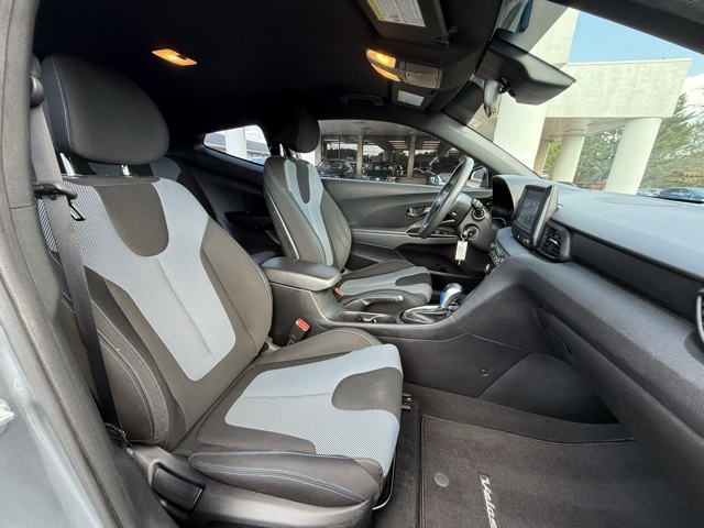 2020 Hyundai Veloster 2.0L Premium photo 17