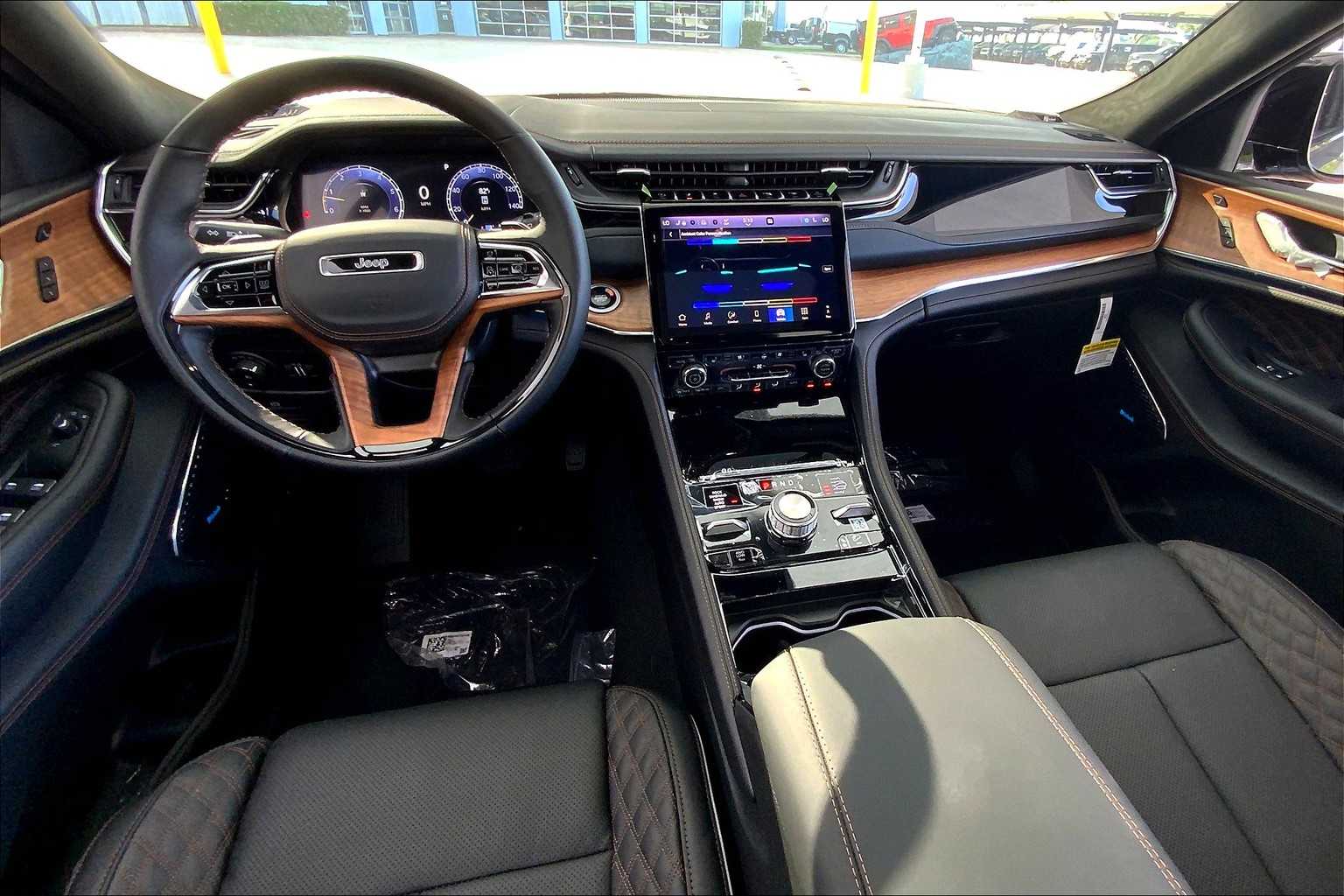 2025 Jeep Grand Cherokee Summit Reserve photo 2