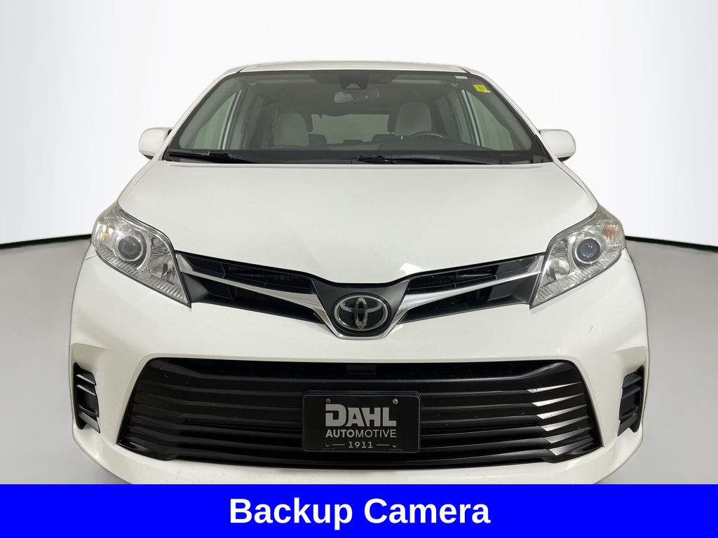2019 Toyota Sienna LE photo 2