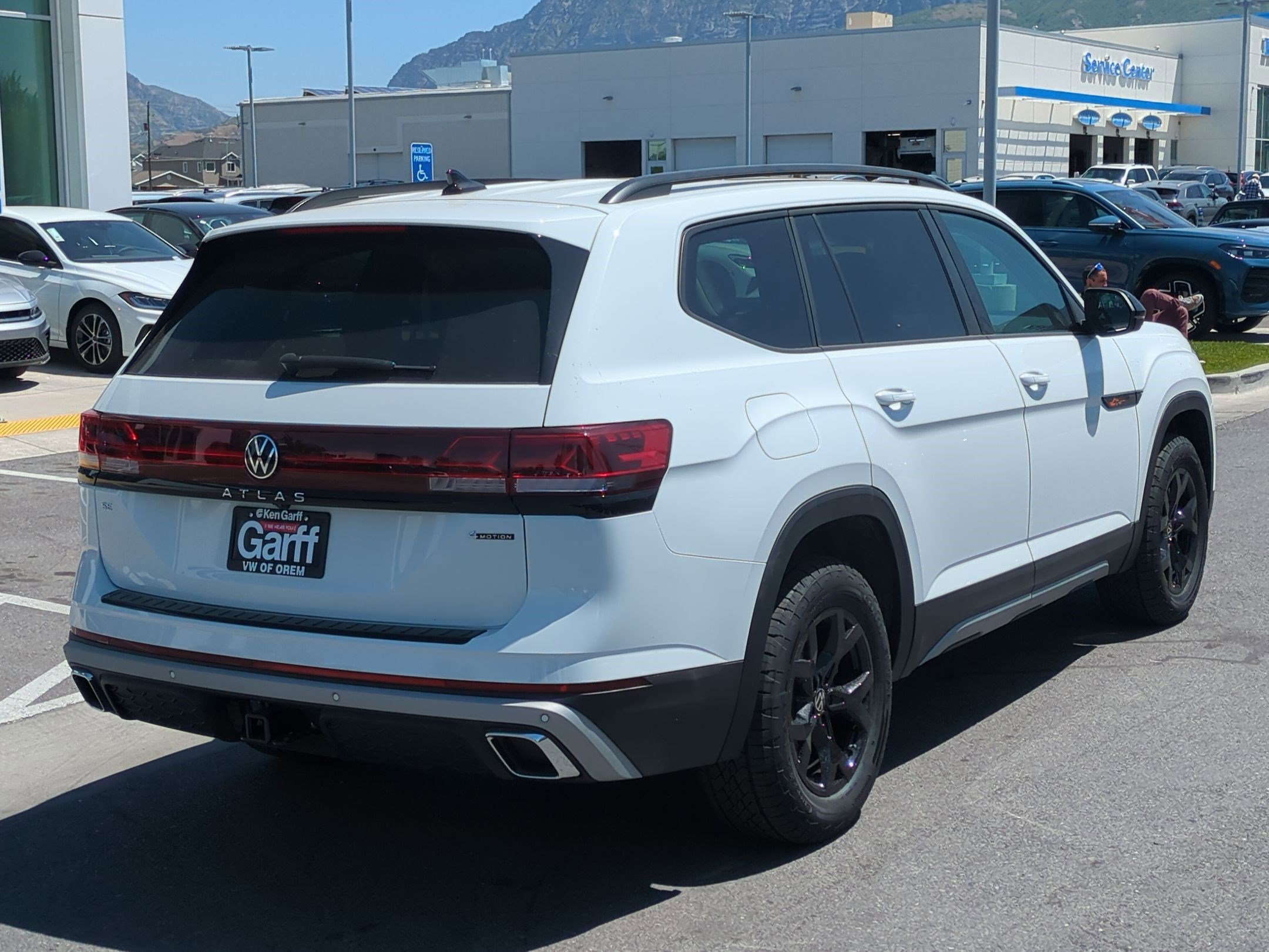 2025 Volkswagen Atlas Peak Edition SE photo 3