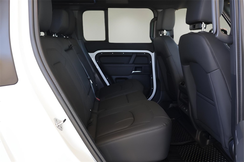 2025 Land Rover Defender 110 S photo 15