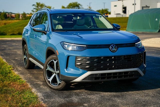 2025 Volkswagen Tiguan SE photo 3