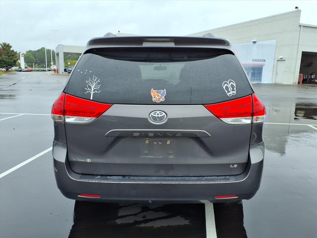 2014 Toyota Sienna LE photo 3