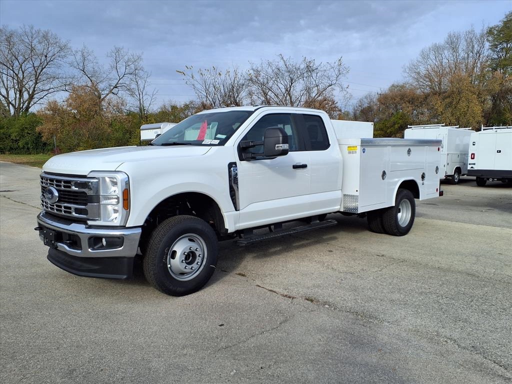 2025 Ford F-350 Super Duty Chassis Cab XL's photo