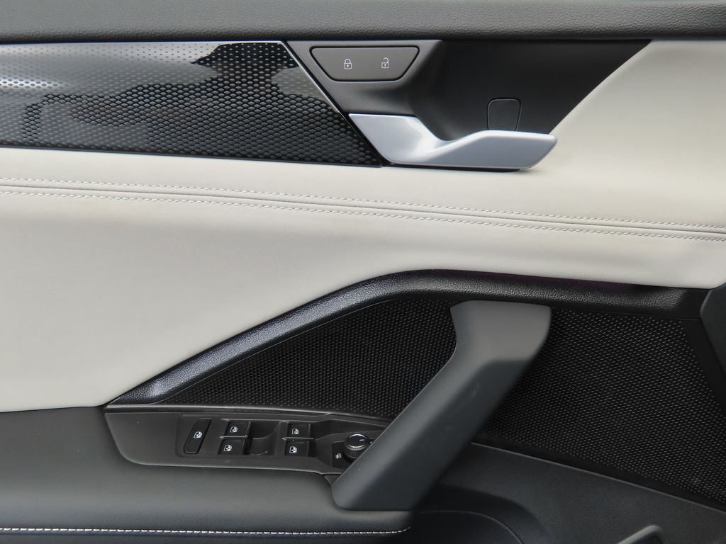 2025 Volkswagen Tiguan SE photo 22