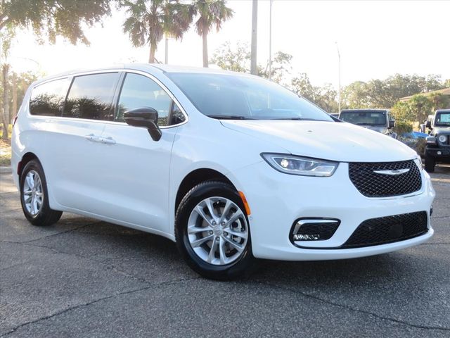 2026 Chrysler Pacifica Select's photo