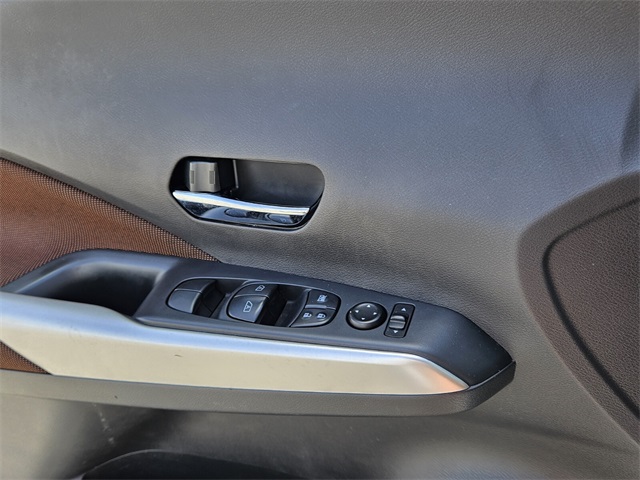 2020 Nissan Kicks SR photo 22