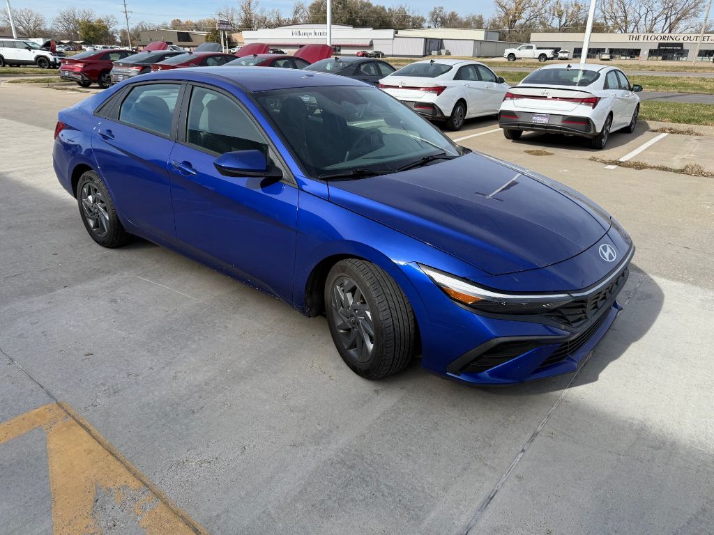 2024 Hyundai Elantra SEL photo 3