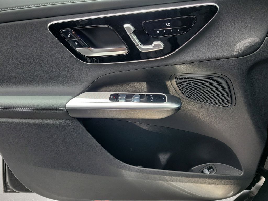 2025 Mercedes Benz GLC 300 photo 25