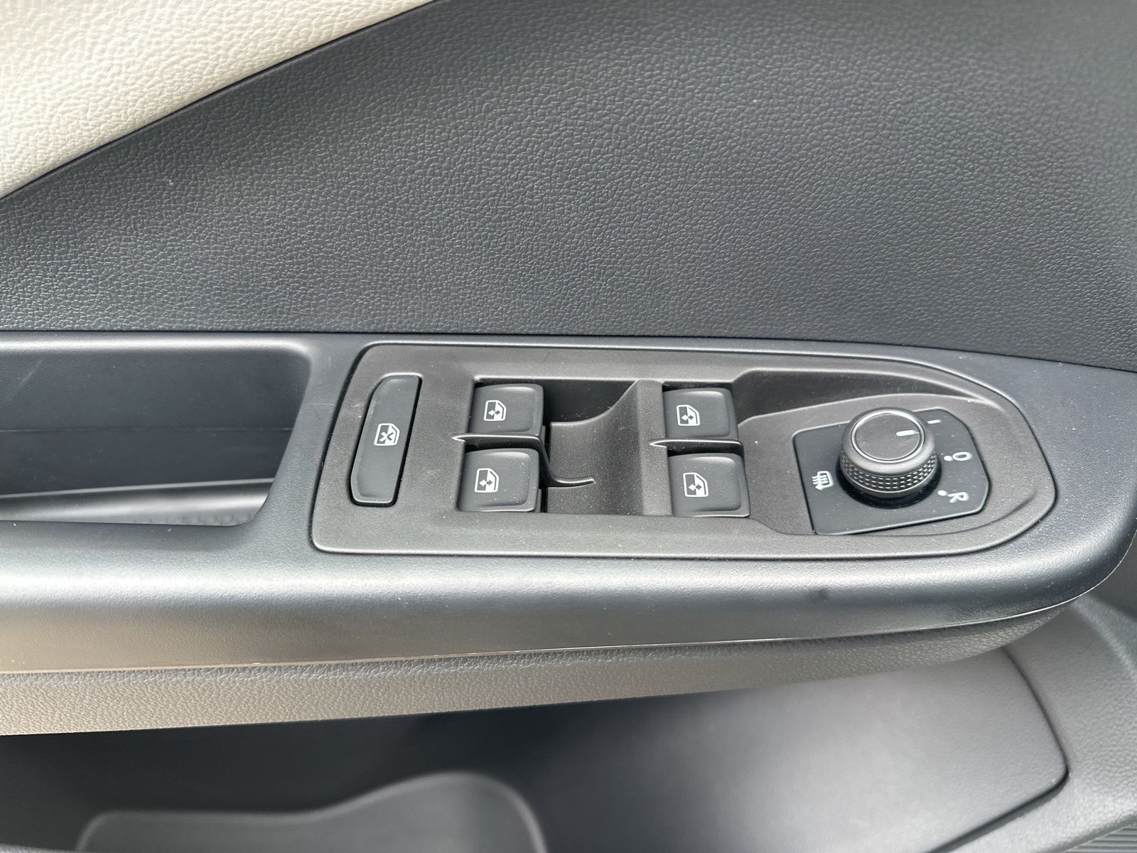 2025 Volkswagen Taos S photo 3