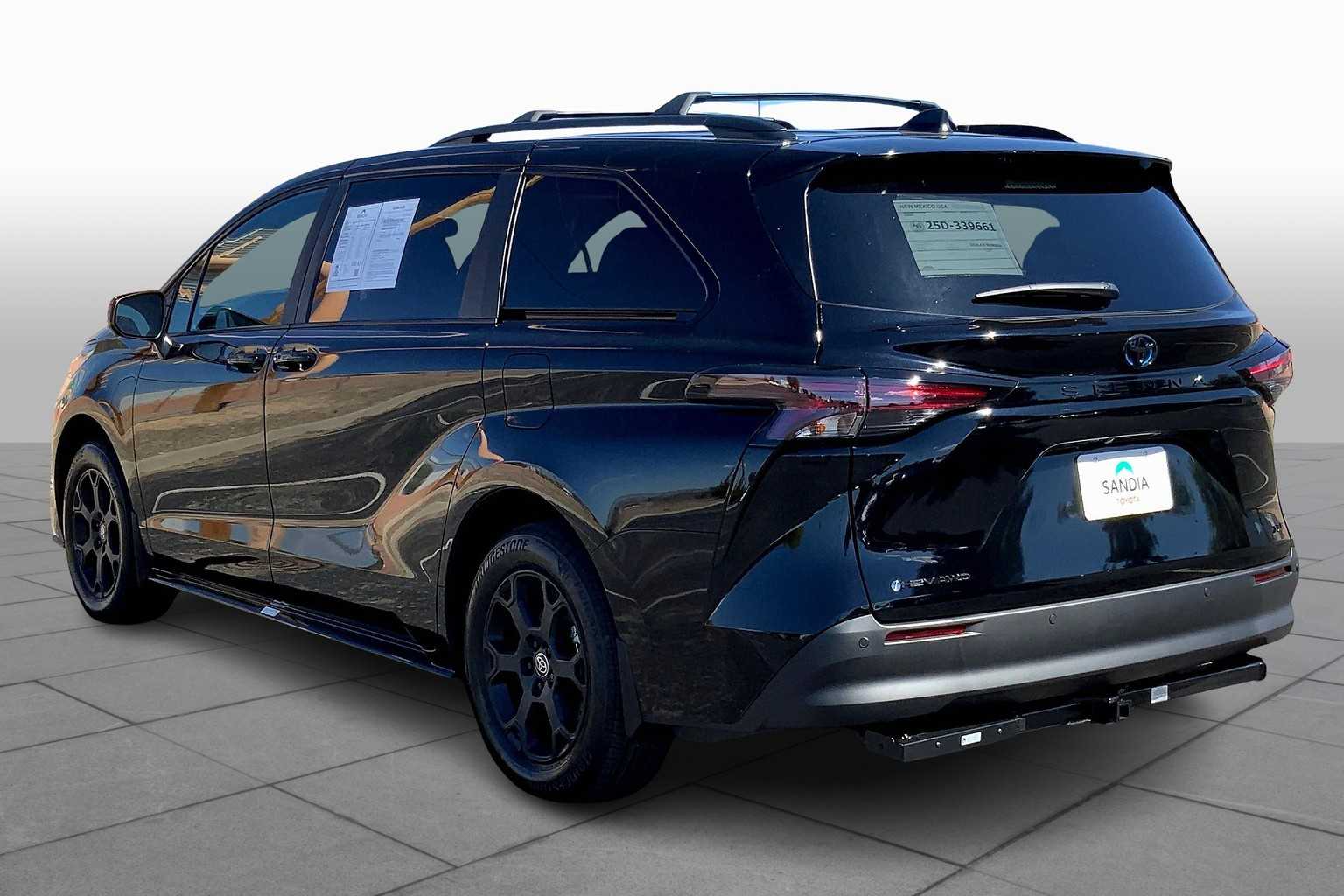 2025 Toyota Sienna Woodland Edition photo 10