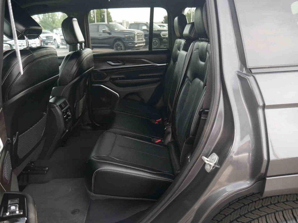 2024 Jeep Grand Cherokee Overland photo 13