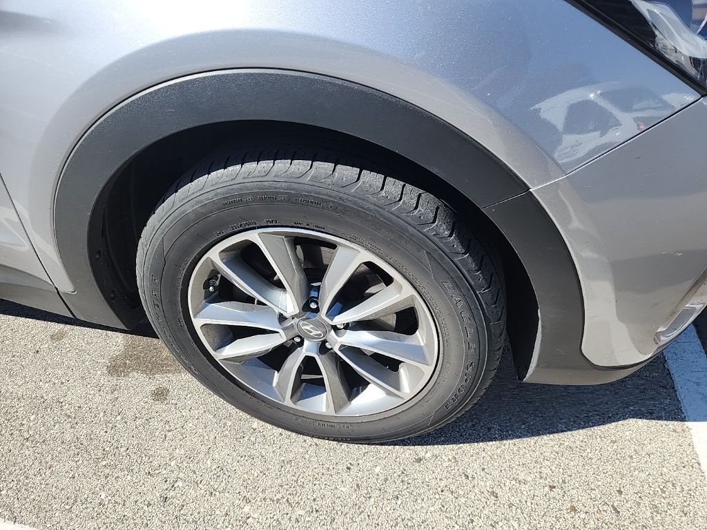 2017 Hyundai Santa Fe SE photo 2