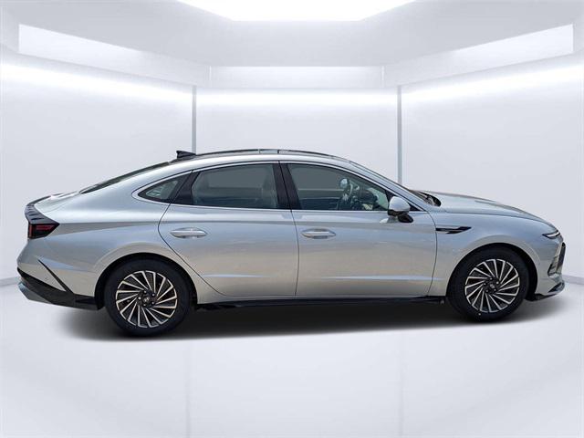 2025 Hyundai Sonata Hybrid Limited photo 2