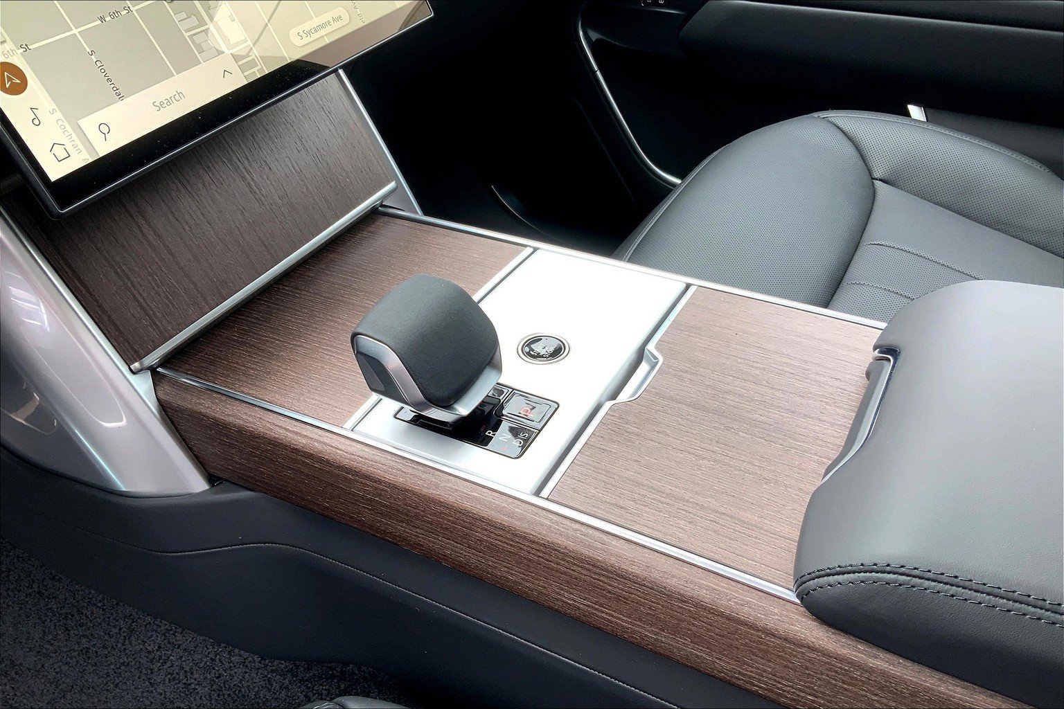 2025 Land Rover Range Rover SE photo 5