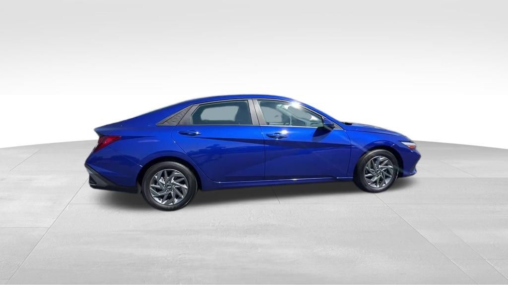 2024 Hyundai Elantra SEL photo 8
