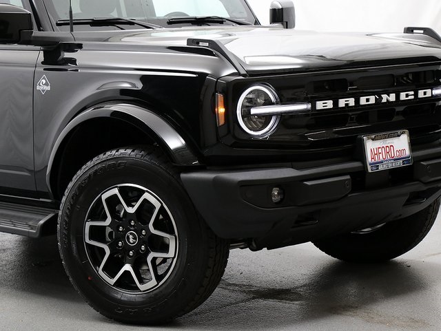 2025 Ford Bronco Outer Banks photo 3