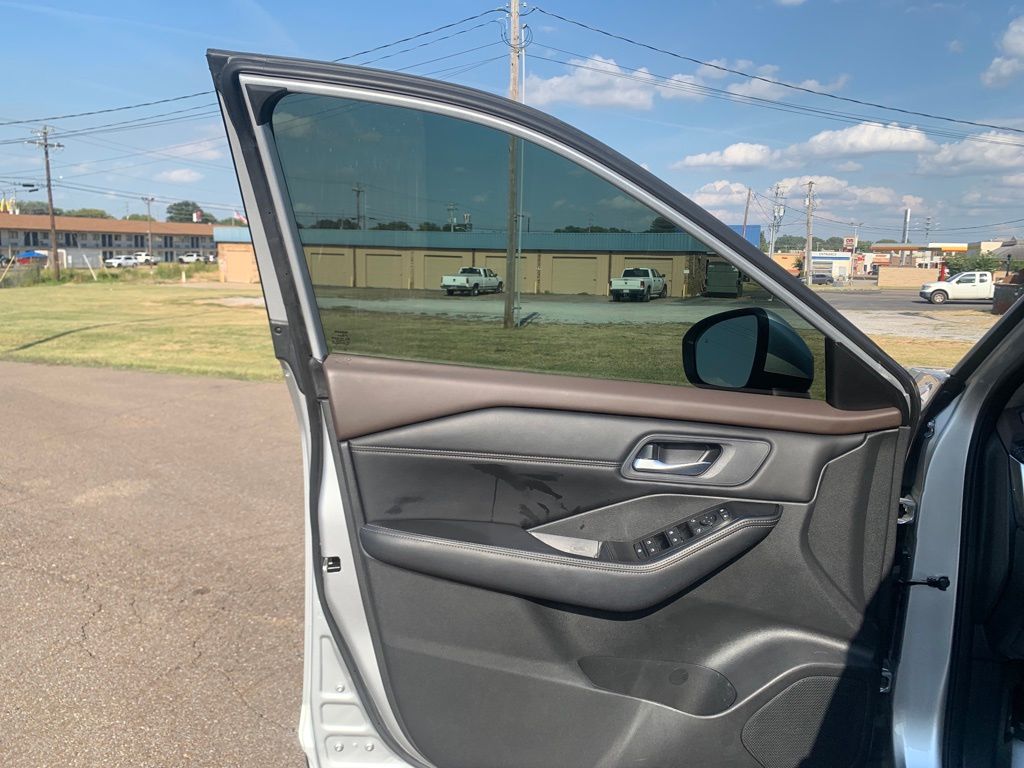2023 Nissan Rogue SV photo 11