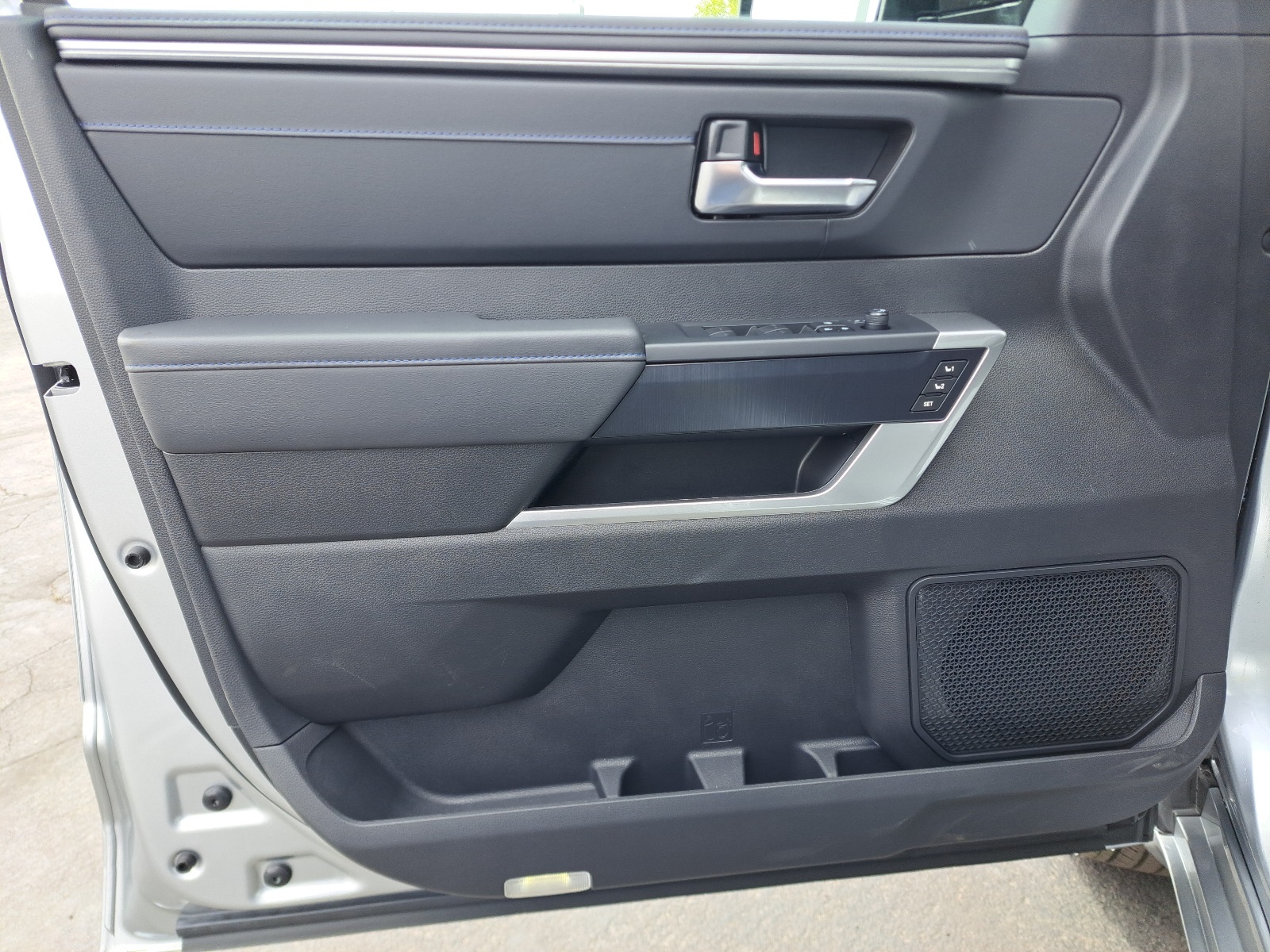 2025 Toyota Tundra Platinum CrewMax photo 15