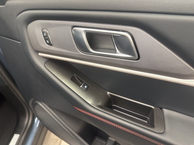 2025 Ford Explorer ST-Line photo 29