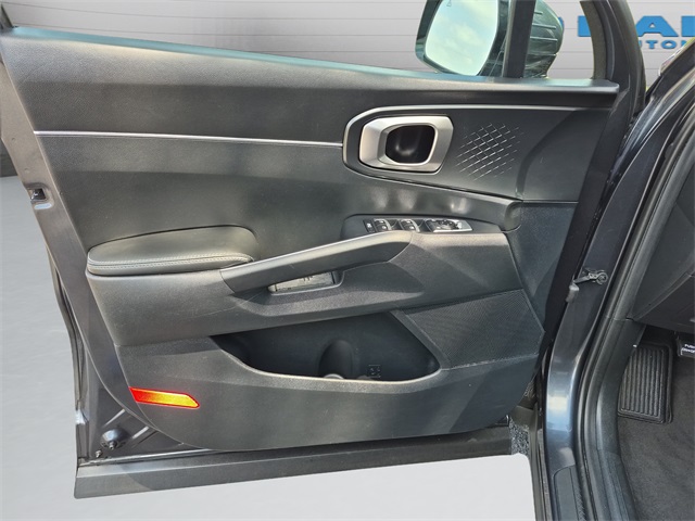 2023 Kia Sorento LX photo 22