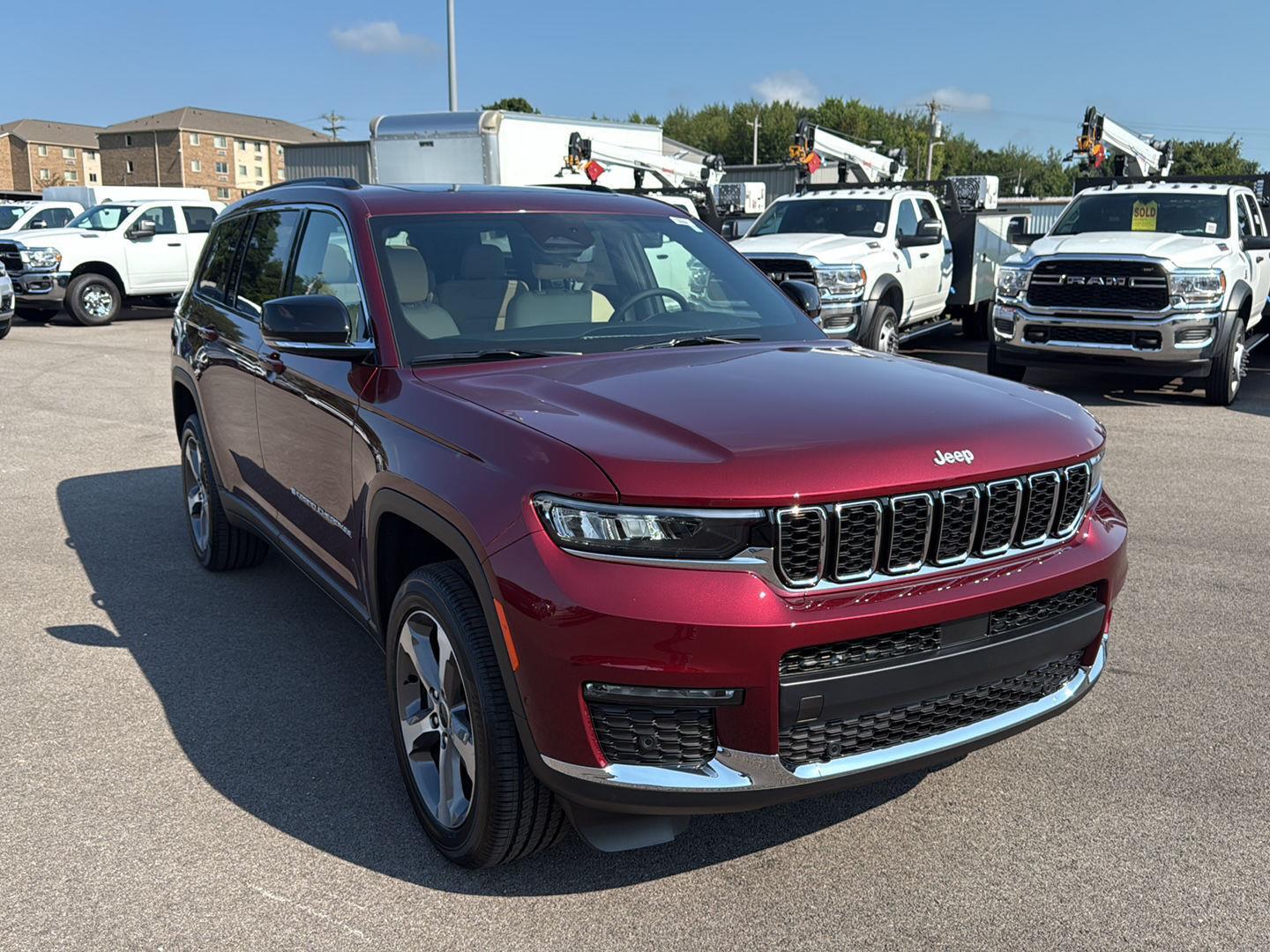 2025 Jeep Grand Cherokee Limited photo 2