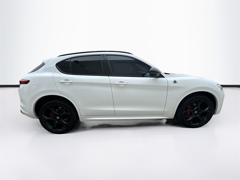 2022 Alfa Romeo Stelvio Ti Sport photo 4