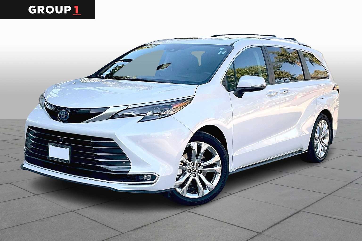 2024 Toyota Sienna Platinum's photo