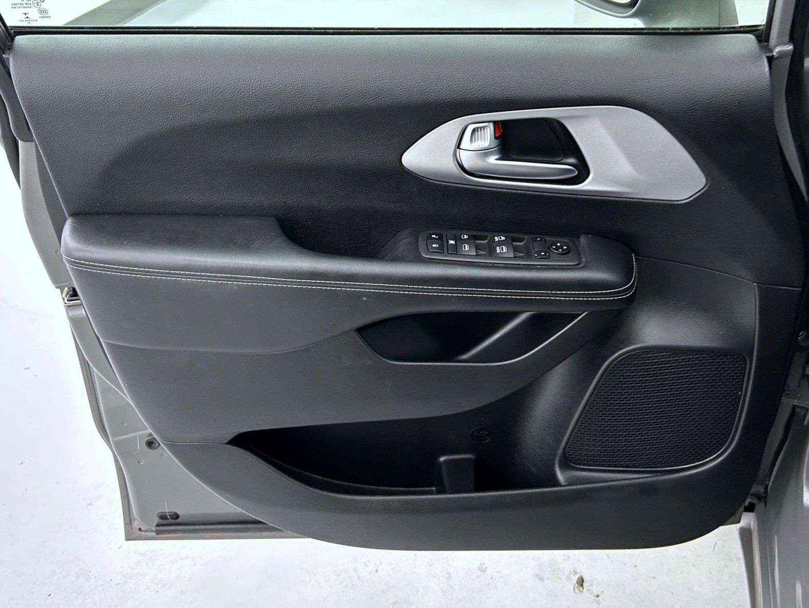 2021 Chrysler Pacifica Touring photo 9