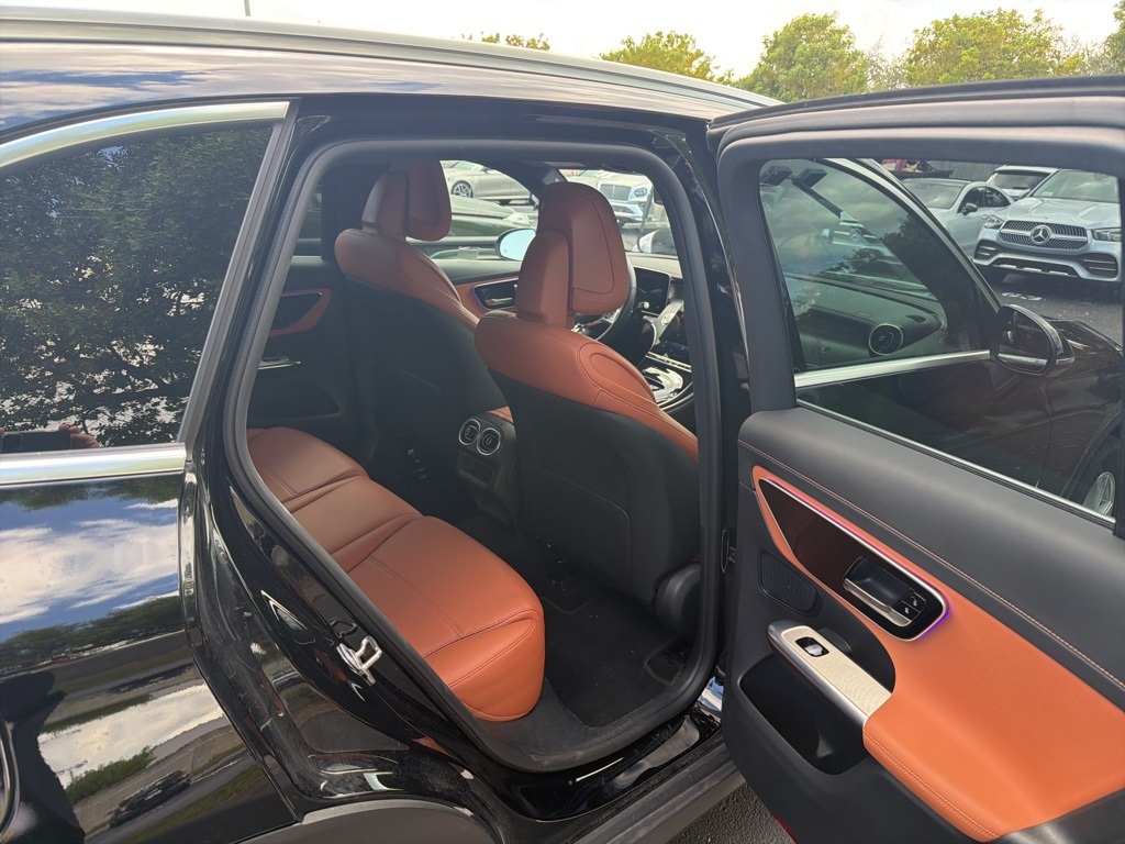 2025 Mercedes Benz GLC 300 4MATIC photo 4