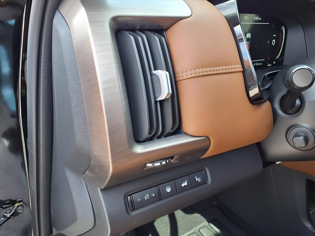 2025 Nissan Pathfinder Platinum photo 14