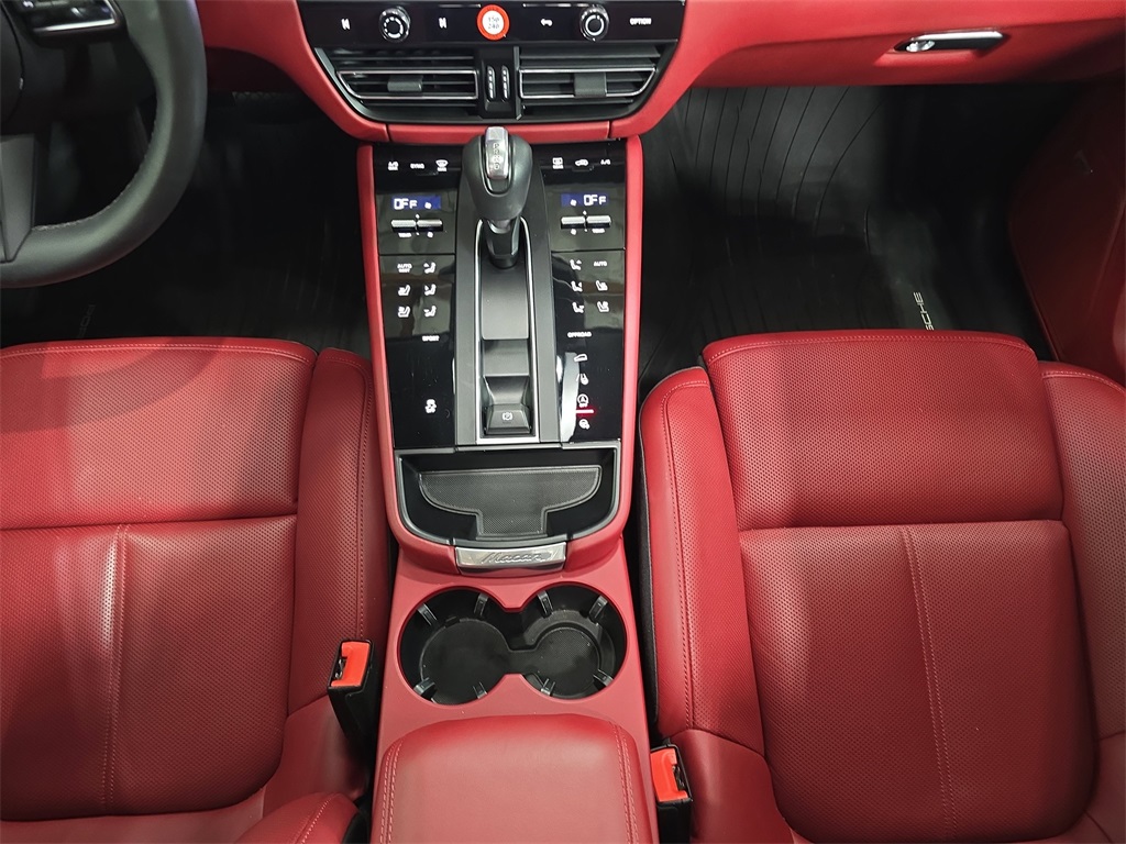 2023 Porsche Macan T photo 19