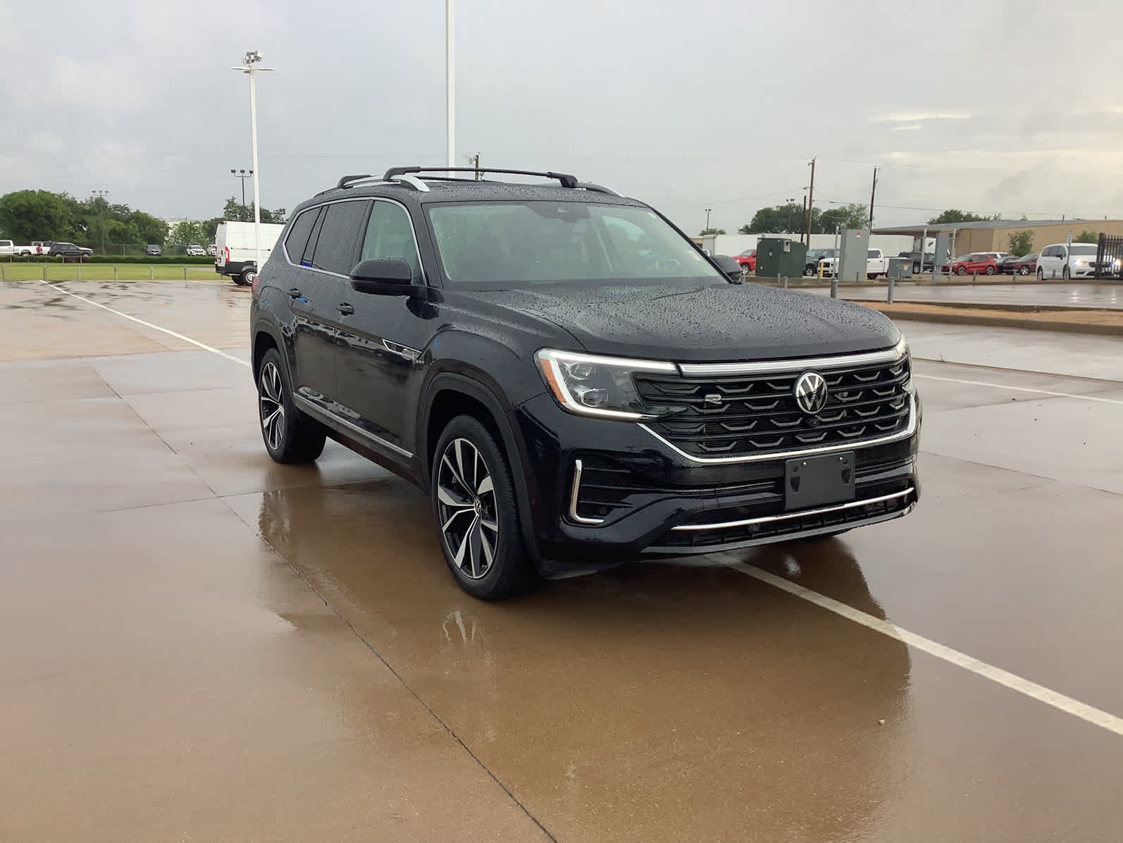 2024 Volkswagen Atlas SEL Premium R-Line photo 2