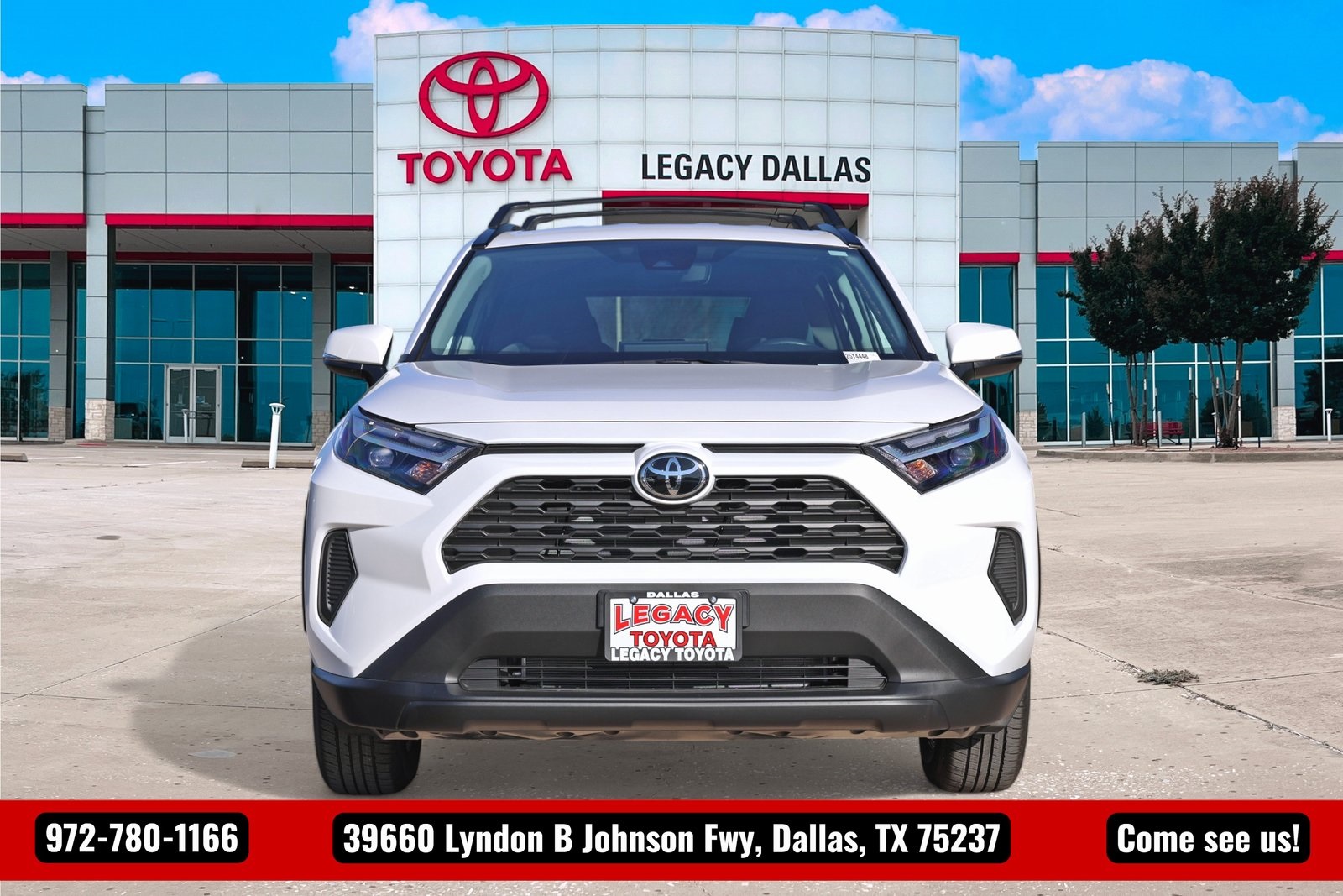 2025 Toyota RAV4 XLE photo 4