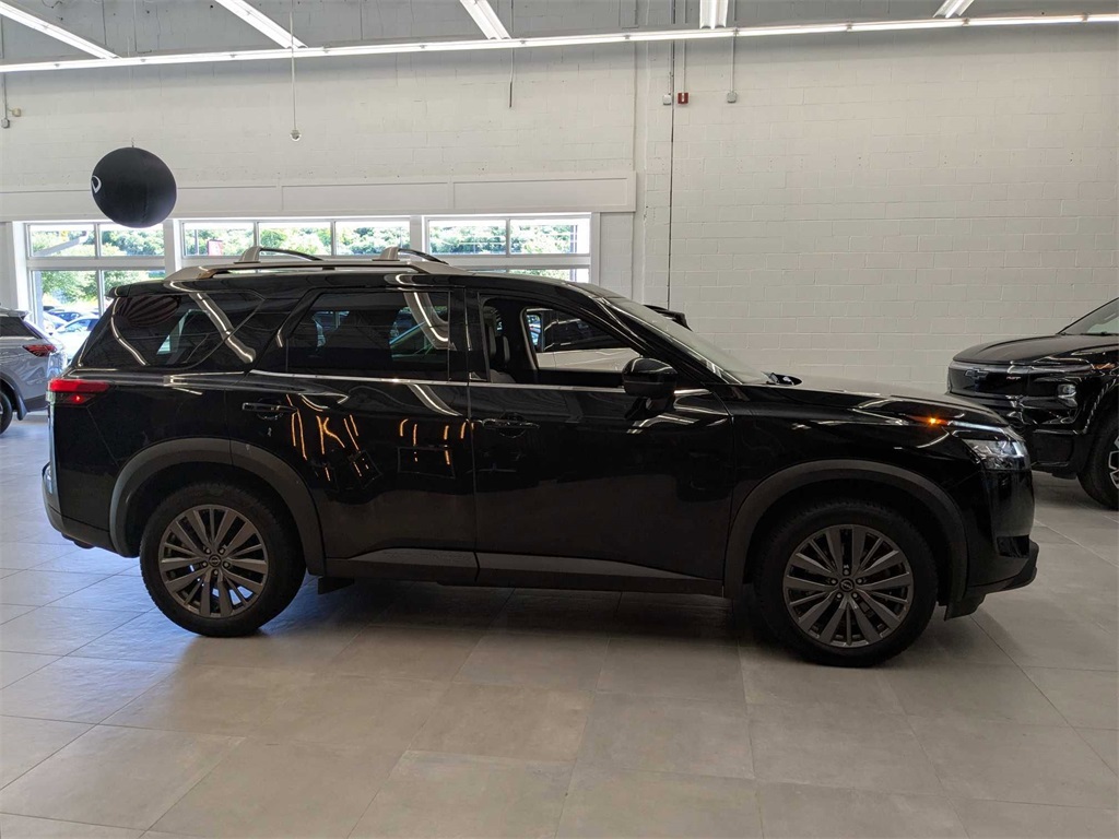 2023 Nissan Pathfinder SL photo 2