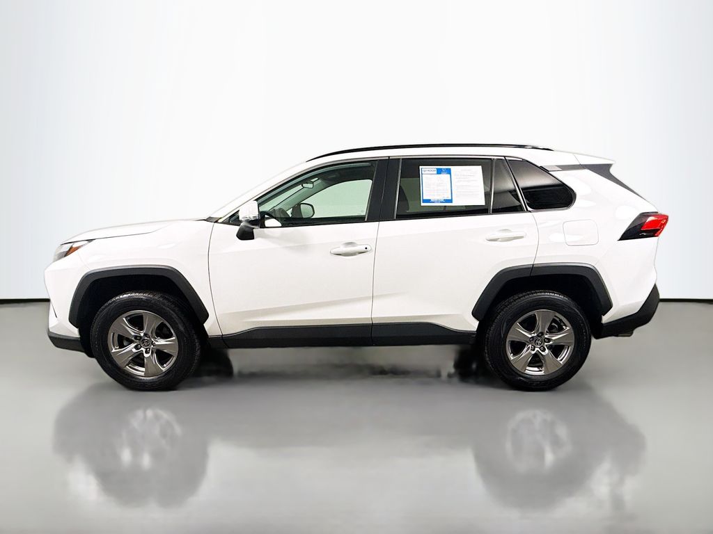 2022 Toyota RAV4 XLE photo 4