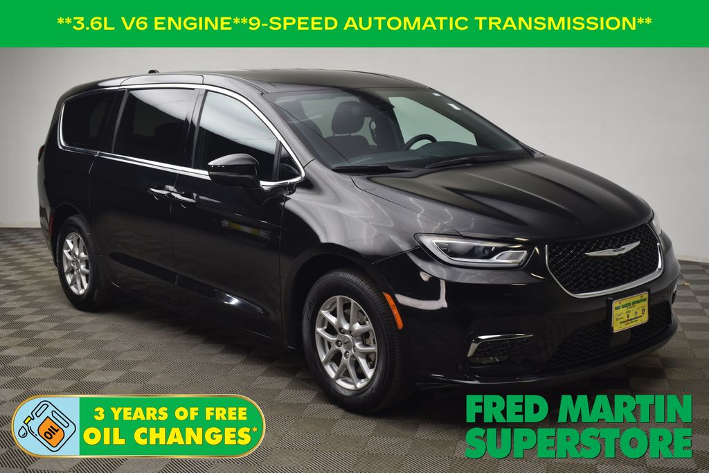 2023 Chrysler Pacifica Touring's photo