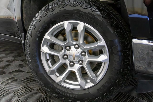 2024 Chevrolet Silverado 1500 LT photo 2