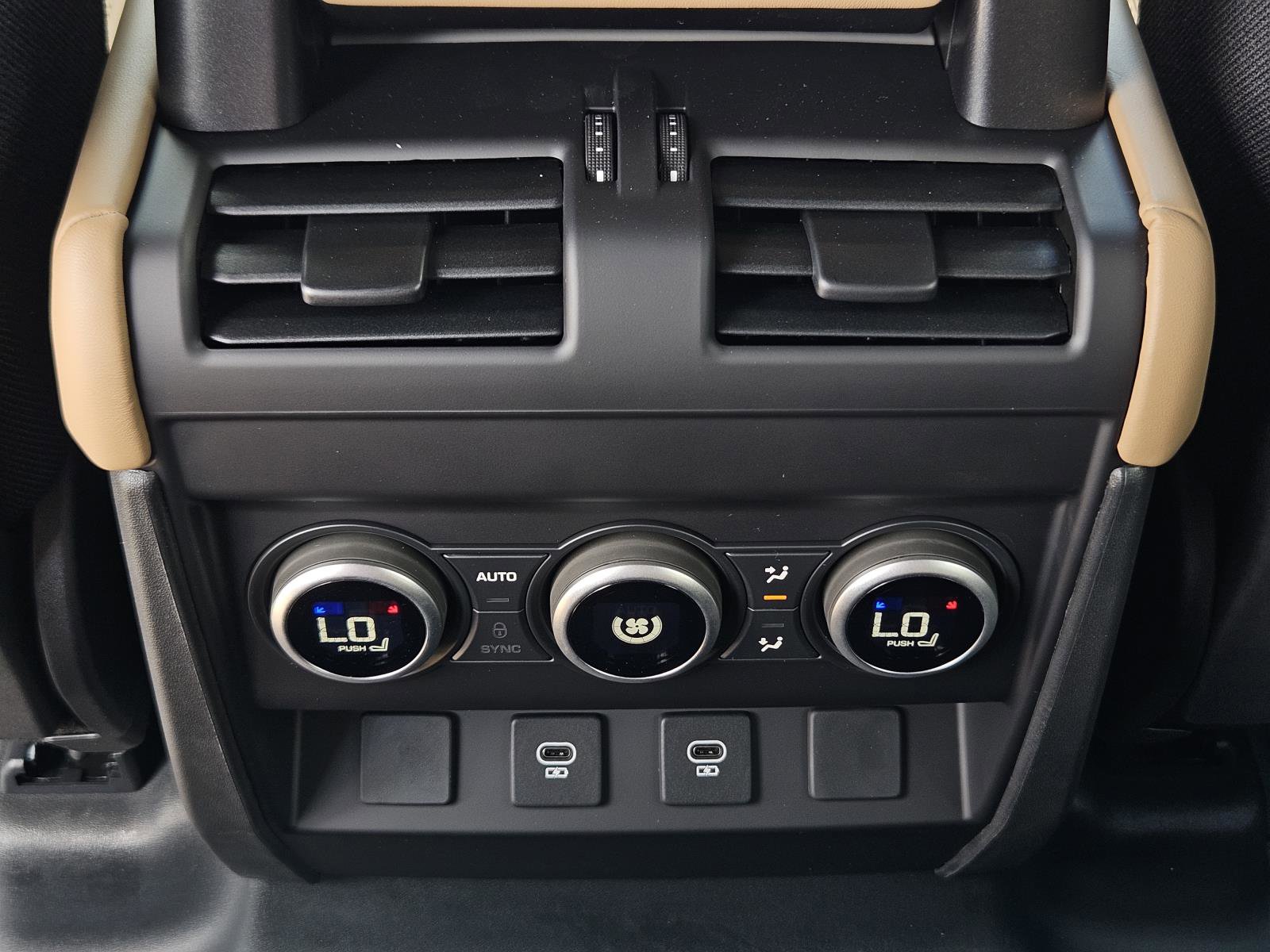 2025 Land Rover Defender 110 V8 photo 31