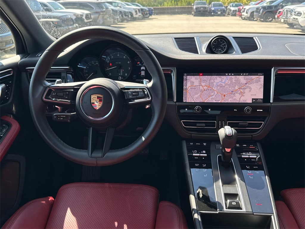 2022 Porsche Macan Base photo 2