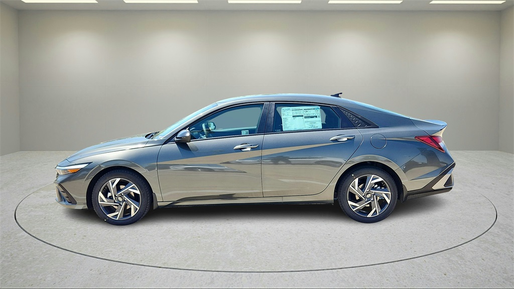 2025 Hyundai Elantra SEL Sport photo 4
