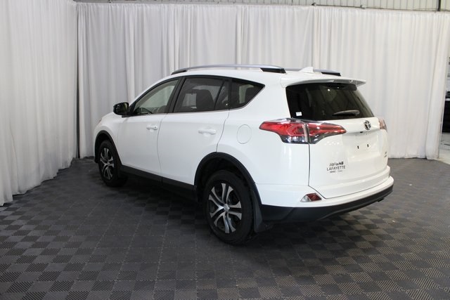 2017 Toyota RAV4 LE photo 3