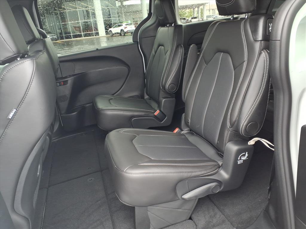 2026 Chrysler Pacifica photo 3