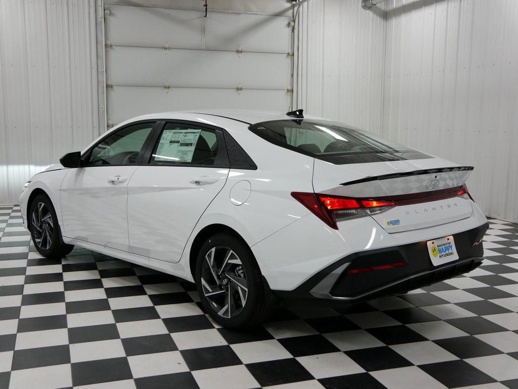 2025 Hyundai Elantra SEL Sport photo 3