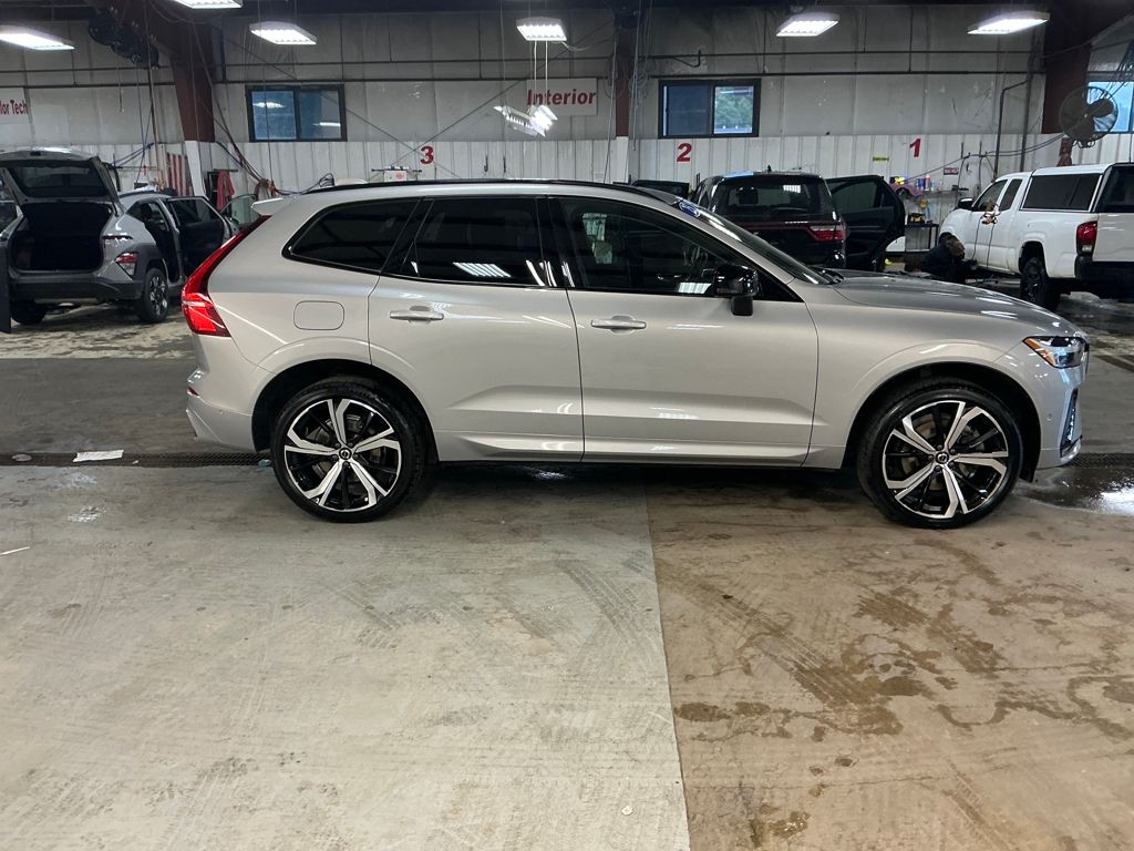 2023 Volvo XC60 B5 Ultimate photo 4