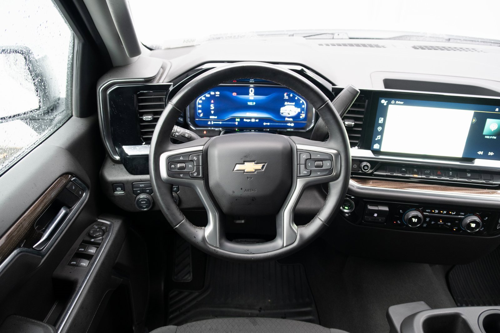 2025 Chevrolet Silverado 1500 LT photo 2
