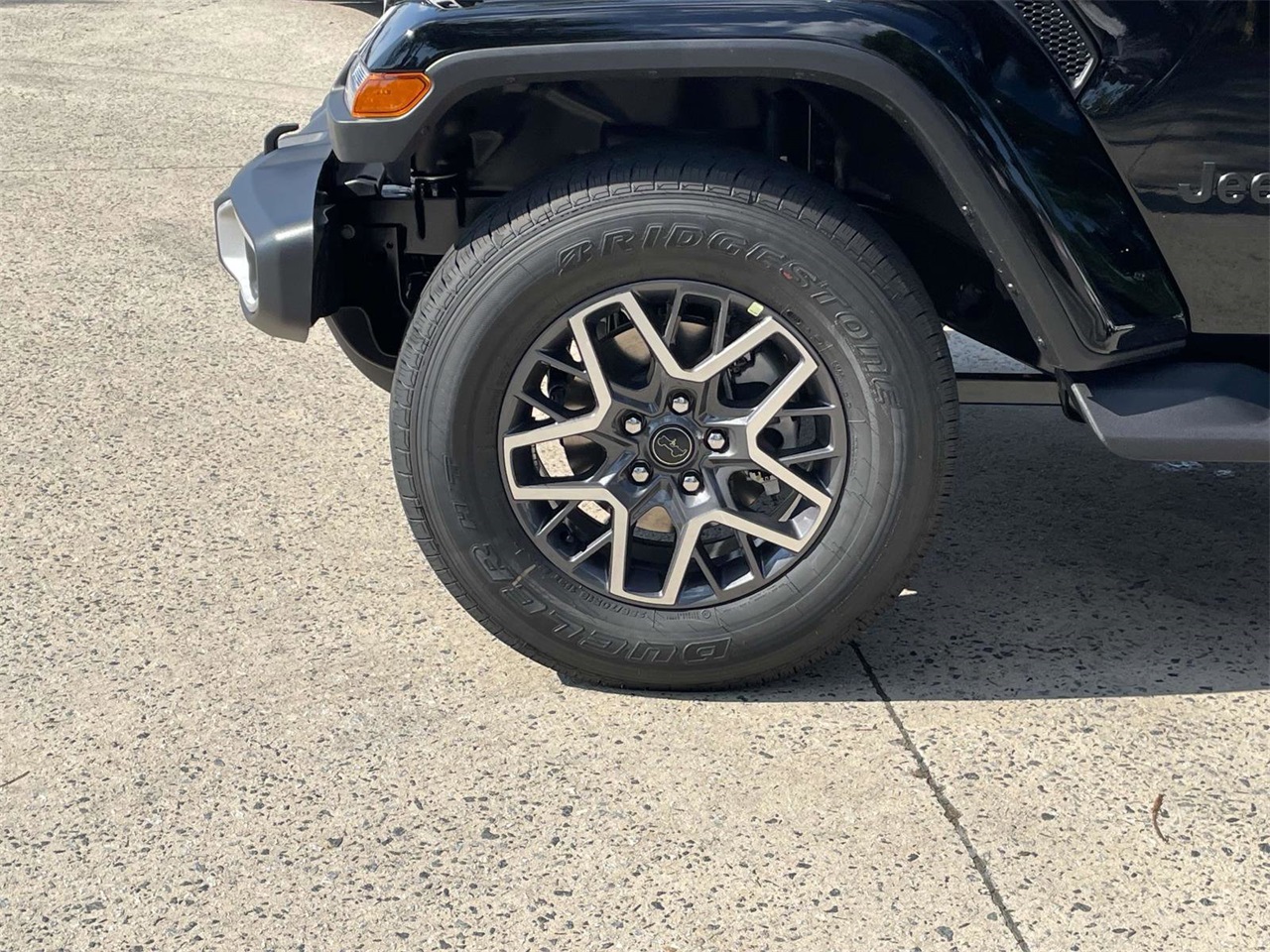 2025 Jeep Wrangler Sahara photo 34