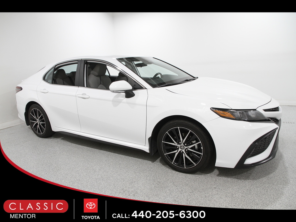 2024 Toyota Camry SE's photo