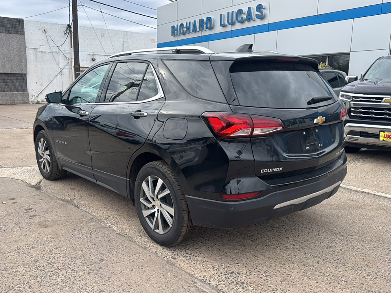 2024 Chevrolet Equinox Premier photo 2