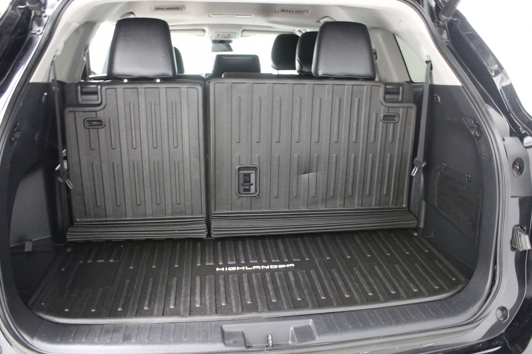 2021 Toyota Highlander XLE photo 2